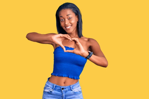 Jovem Afro Americana Vestindo Roupas Verão Casuais Sorrindo Amor Fazendo — Fotografia de Stock