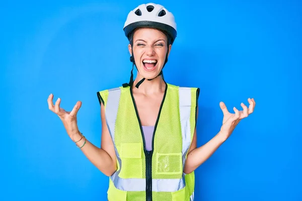 Junge Kaukasische Mädchen Mit Fahrradhelm Und Reflektierender Weste Verrückt Und — Stockfoto