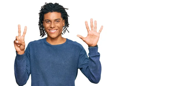 Młody Afroamerykanin Ubrany Luźny Zimowy Sweter Pokazujący Wskazujący Palcami Numer — Zdjęcie stockowe
