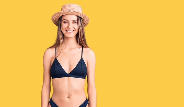 Joven Chica Hermosa Con Bikini Sombrero Con Una Sonrisa Feliz —  Fotos de Stock