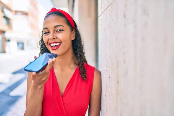 Chica Afroamericana Joven Sonriendo Feliz Enviando Mensaje Audio Utilizando Teléfono — Foto de Stock