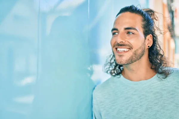 Joven Hombre Hispano Sonriendo Feliz Mirando Hacia Lado Apoyado Pared — Foto de Stock