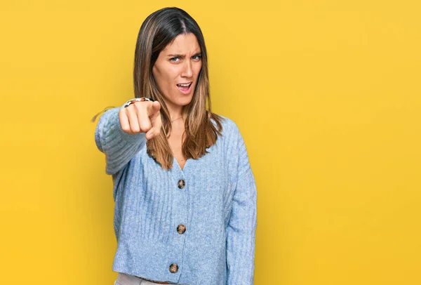 Junge Frau Lässiger Kleidung Die Unzufrieden Und Frustriert Die Kamera — Stockfoto