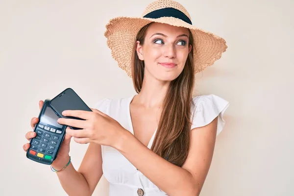 Junges Blondes Mädchen Bezahlt Mit Smartphone Und Datafon Lächelt Zur — Stockfoto