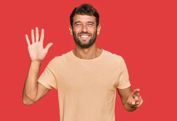 Jovem Bonito Com Barba Vestindo Camiseta Casual Mostrando Apontando Para — Fotografia de Stock