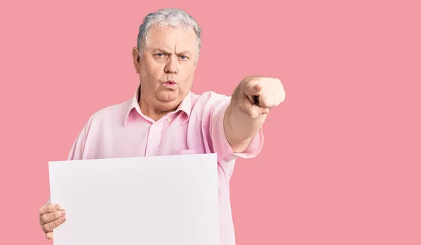 Homem Cabelos Grisalhos Sênior Segurando Banner Vazio Branco Apontando Com — Fotografia de Stock