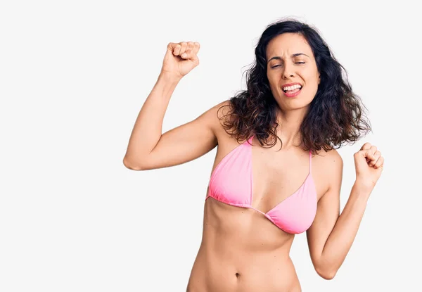 Fiatal Gyönyörű Spanyol Visel Bikini Tánc Boldog Vidám Mosolygós Mozgó — Stock Fotó