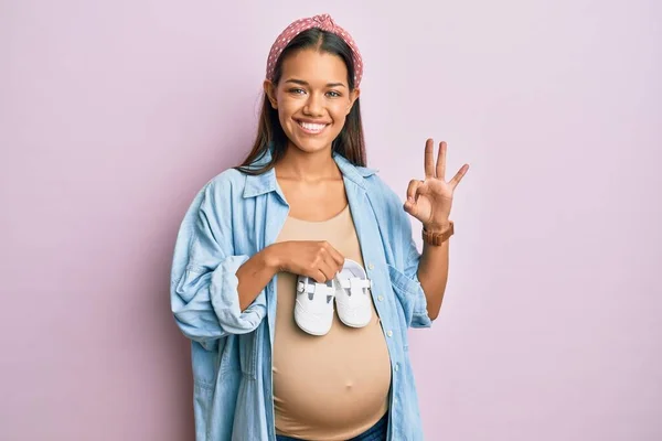 Mooie Latijns Amerikaanse Vrouw Verwacht Een Baby Met Schoenen Doen — Stockfoto