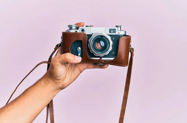 Hand Young Hispanic Man Holding Vintage Camera Isolated Pink Background — Stock Photo, Image