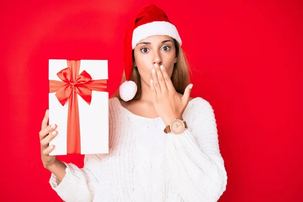 Junge Brünette Frau Mit Weihnachtsmütze Und Einem Geschenkkorb Der Hand — Stockfoto