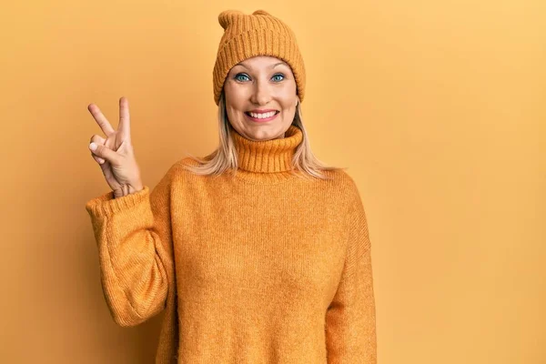 Kaukasische Frau Mittleren Alters Wollenen Winterpullover Und Hut Lächelnd Mit — Stockfoto