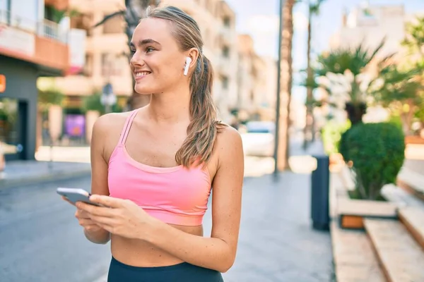 Mladá Blondýna Sportovkyně Dělá Cvičení Pomocí Smartphone Městě — Stock fotografie