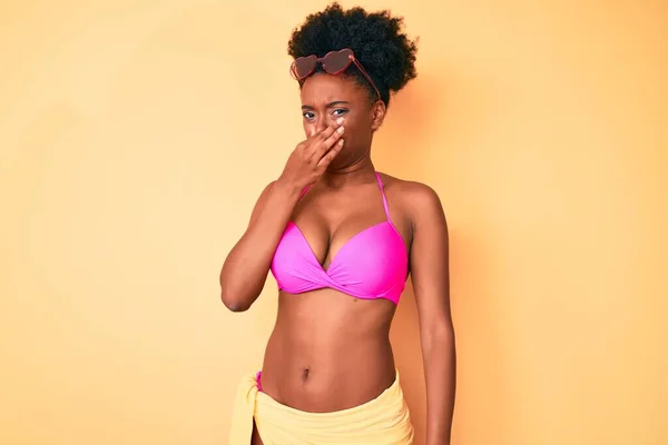 Mujer Afroamericana Joven Con Bikini Que Huele Algo Apestoso Asqueroso —  Fotos de Stock