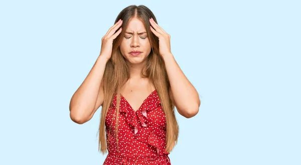 Güzel Sarışın Kadın Stres Yüzünden Kafasında Ağrı Olduğu Için Elleri — Stok fotoğraf