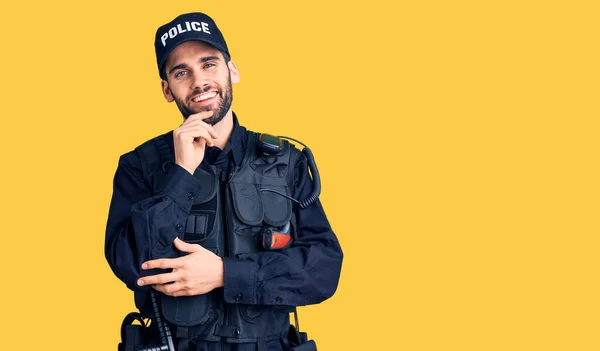 Joven Hombre Guapo Con Barba Vistiendo Uniforme Policía Mirando Confiado —  Fotos de Stock