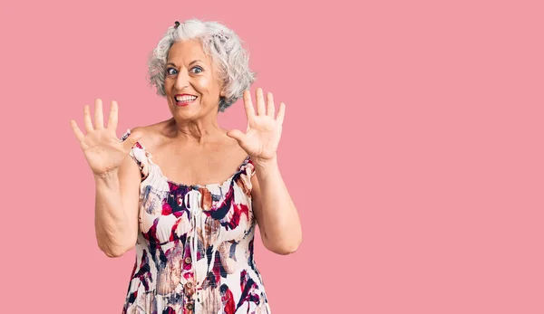 Senior Mujer Pelo Gris Con Ropa Casual Mostrando Apuntando Hacia — Foto de Stock