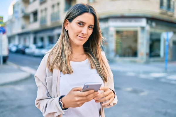 Joven Mujer Caucásica Sonriendo Feliz Usando Teléfono Inteligente Ciudad — Foto de Stock