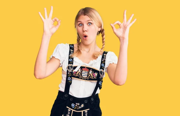 Joven Hermosa Mujer Rubia Con Vestido Oktoberfest Buscando Sorprendido Sorprendido — Foto de Stock