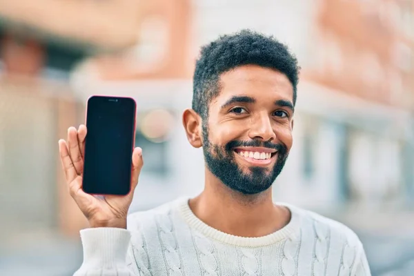 Jonge Afrikaans Amerikaanse Man Glimlachend Gelukkig Tonen Scherm Smartphone Stad — Stockfoto