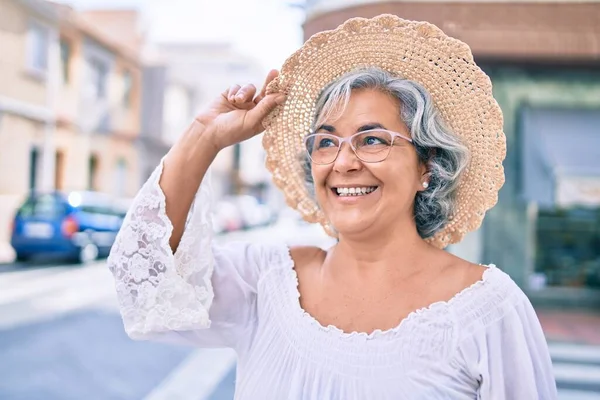 Mujer Mediana Edad Con Pelo Gris Sonriendo Feliz Usando Sombrero —  Fotos de Stock