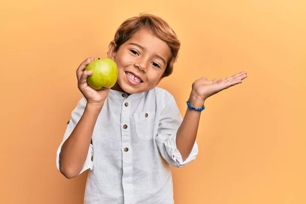 Bedårande Latinbarn Som Håller Grönt Äpple Firar Prestation Med Glada — Stockfoto