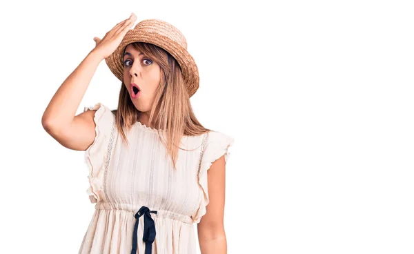 Young Beautiful Woman Wearing Summer Hat Shirt Surprised Hand Head — Stock Photo, Image