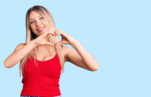 Jovem Mulher Loira Bonita Vestindo Roupas Casuais Sorrindo Amor Mostrando — Fotografia de Stock