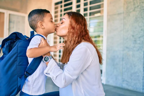 Adorable Estudiante Latino Mamá Escuela Madre Preparando Niño Poniendo Mochila — Foto de Stock