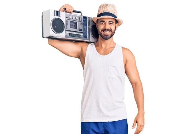 Mladý Hispánec Drží Boombox Poslouchá Hudbu Vypadá Pozitivně Šťastně Stojí — Stock fotografie