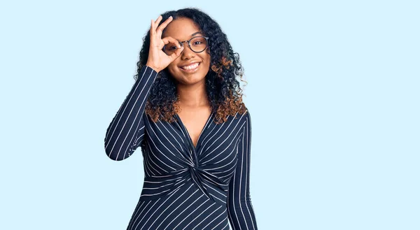 Młoda Afroamerykanka Ubrana Luźne Ubrania Okulary Robi Gest Uśmiechem Dłoni — Zdjęcie stockowe