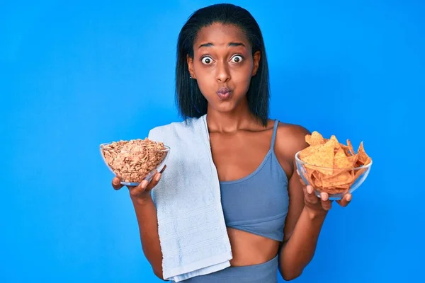 Jonge Afro Amerikaanse Vrouw Draagt Sportkleding Met Nacho Cornflakes Haar — Stockfoto