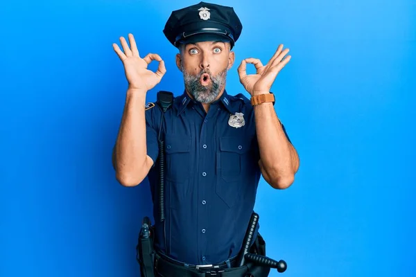 穿着警服的中年男子看上去很惊讶 很震惊 用手指做了个认可的标志 疯狂的表达 — 图库照片