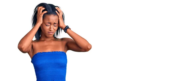 Mladá Afroameričanka Letních Šatech Trpící Bolestí Hlavy Zoufalá Vystresovaná Kvůli — Stock fotografie