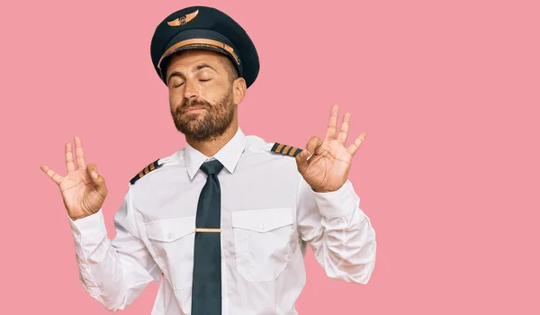 Hombre Guapo Con Barba Llevando Uniforme Piloto Avión Relajarse Sonreír — Foto de Stock