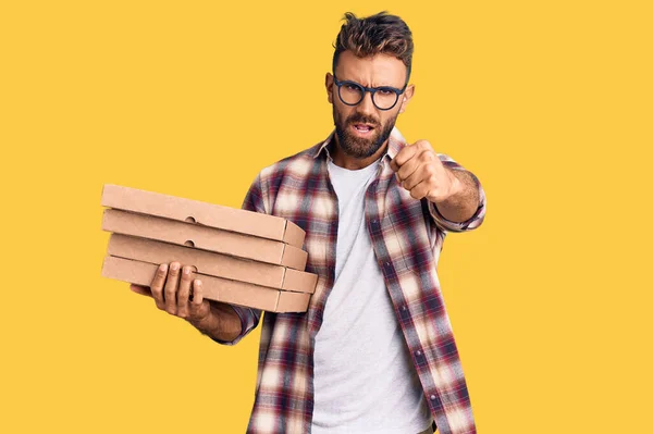 Giovane Uomo Ispanico Tenendo Consegna Pizza Box Infastidito Frustrato Gridando — Foto Stock