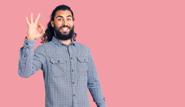 Hombre Árabe Joven Vistiendo Ropa Casual Sonriendo Positiva Haciendo Signo —  Fotos de Stock