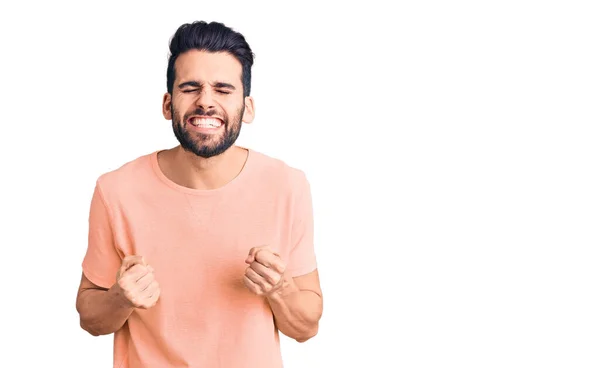 Homem Bonito Jovem Com Barba Vestindo Camiseta Casual Muito Feliz — Fotografia de Stock