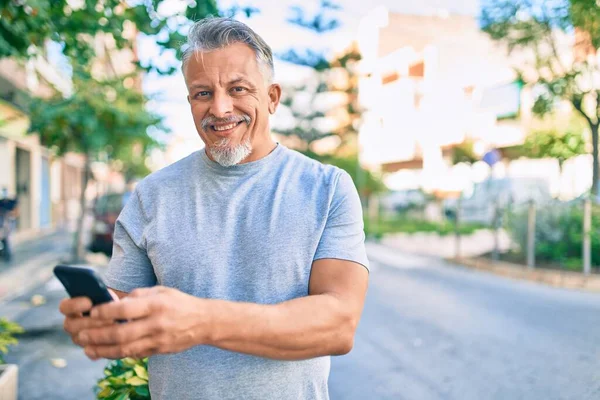 Středověký Hispánský Šedovlasý Muž Šťastně Usmívá Pomocí Smartphonu Městě — Stock fotografie