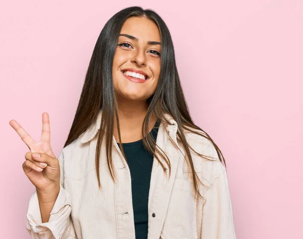 Mooie Latijns Amerikaanse Vrouw Casual Kleding Glimlachend Met Een Vrolijk — Stockfoto