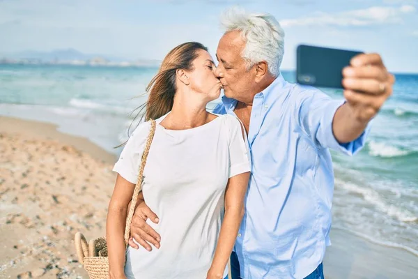 Pareja Hispana Mediana Edad Haciendo Selfie Por Teléfono Inteligente Besándose —  Fotos de Stock