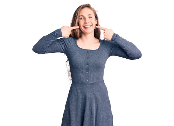 Νεαρή Όμορφη Ξανθιά Γυναίκα Φορώντας Περιστασιακό Φόρεμα Χαμογελώντας Χαρούμενα Δείχνει — Φωτογραφία Αρχείου