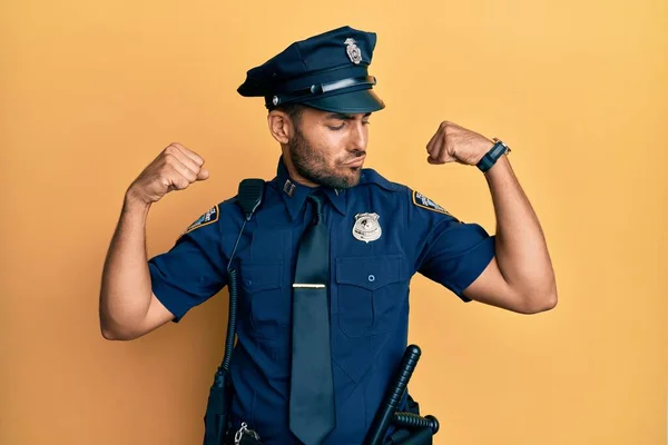 Snygg Latinamerikansk Man Polisuniform Som Visar Armmusklerna Leende Stolta Lämplighetskoncept — Stockfoto