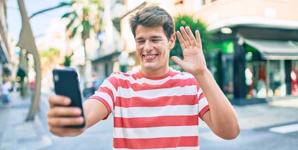 Jonge Kaukasische Man Glimlachend Gelukkig Doen Videogesprek Met Behulp Van — Stockfoto