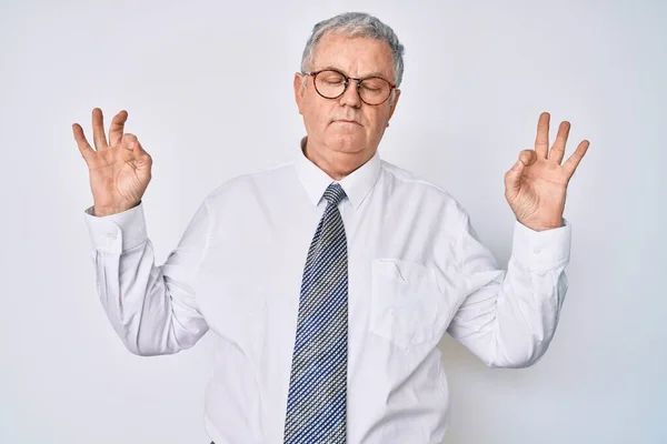 Senior Gråhårig Man Affärskläder Slappna Och Ler Med Slutna Ögon — Stockfoto