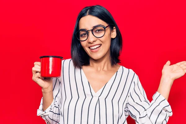 Joven Hermosa Mujer Latina Con Gafas Sosteniendo Café Celebrando Logro —  Fotos de Stock