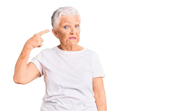 Senior Hermosa Mujer Con Ojos Azules Cabello Gris Usando Camiseta — Foto de Stock