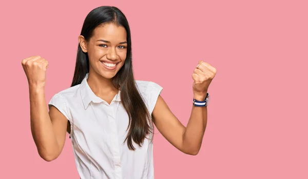 Bella Donna Ispanica Indossa Abiti Casual Urlando Orgoglioso Celebrando Vittoria — Foto Stock