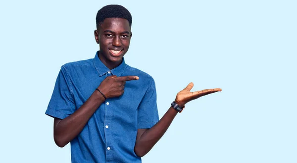 Jovem Afro Americano Vestindo Roupas Casuais Maravilhado Sorrindo Para Câmera — Fotografia de Stock