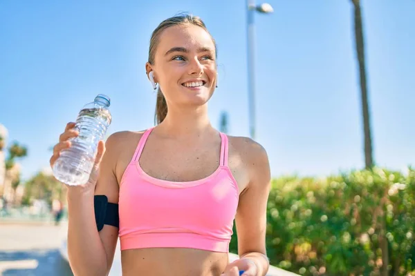 Junge Blonde Sportlerin Macht Sport Und Trinkt Eine Flasche Wasser — Stockfoto