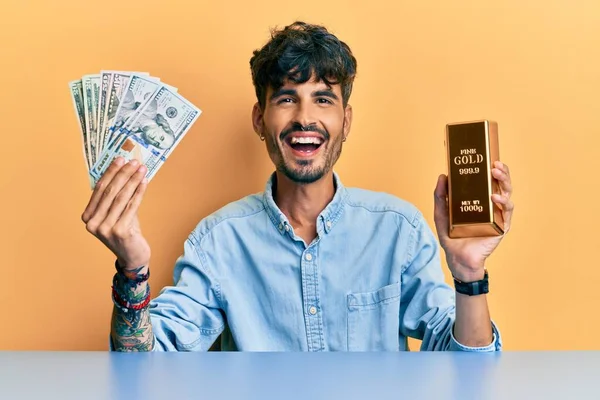 Homem Hispânico Jovem Segurando Dólares Lingote Ouro Sorrindo Rindo Duro — Fotografia de Stock